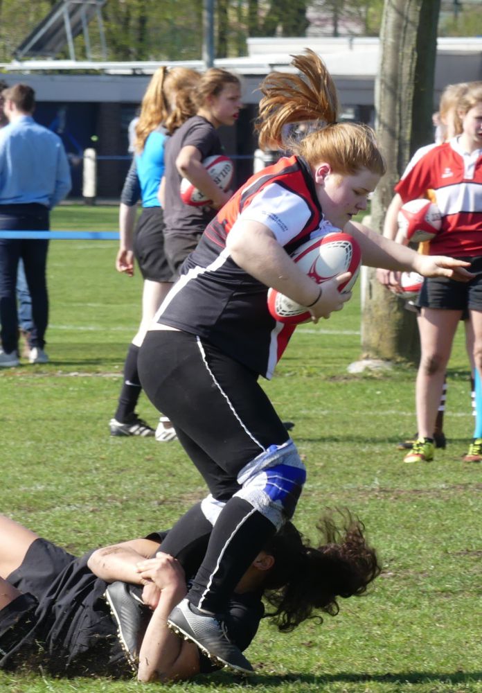 Jasmin aus Dortmund beim Tackletraining zu Boden gebracht